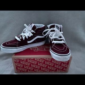 i am selling high top classic vans. Size 3!